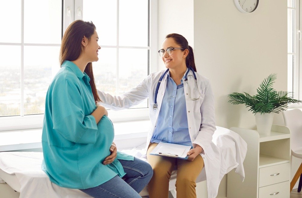Friendly,Doctor,Supports,Pregnant,Woman,Patient,At,Clinic.,Smiling,Nurse